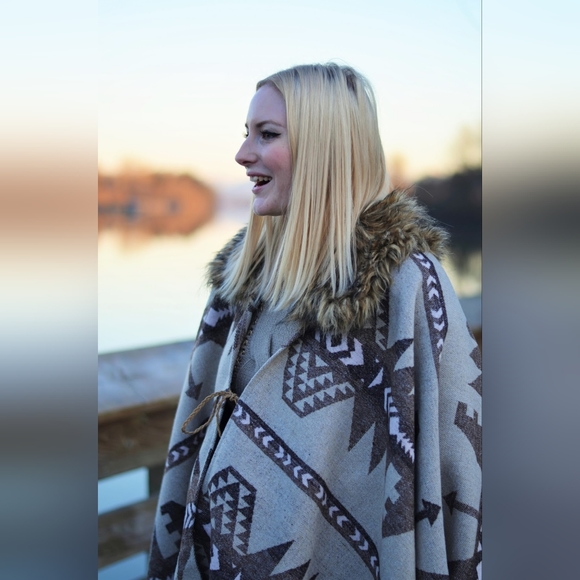 Cape / Poncho with Faux Fur Neckline Trim - Picture 4 of 8